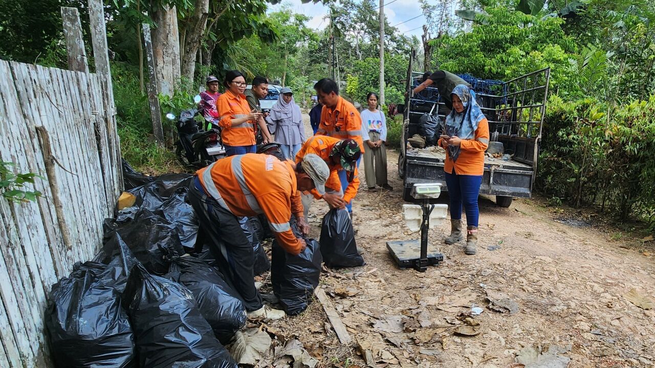 Turning waste into community value in Indonesia